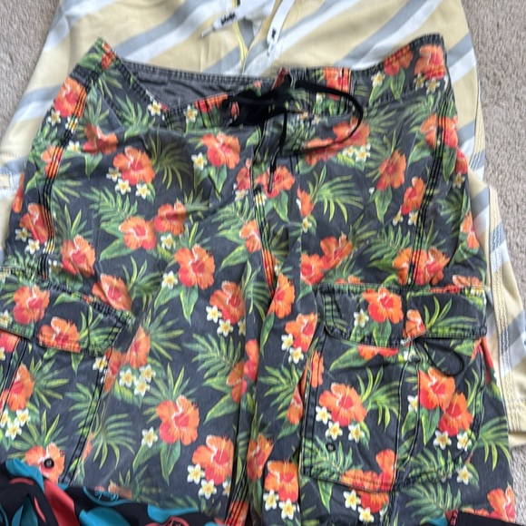 Lot of three board shorts, size 32 - Picture 2 of 3